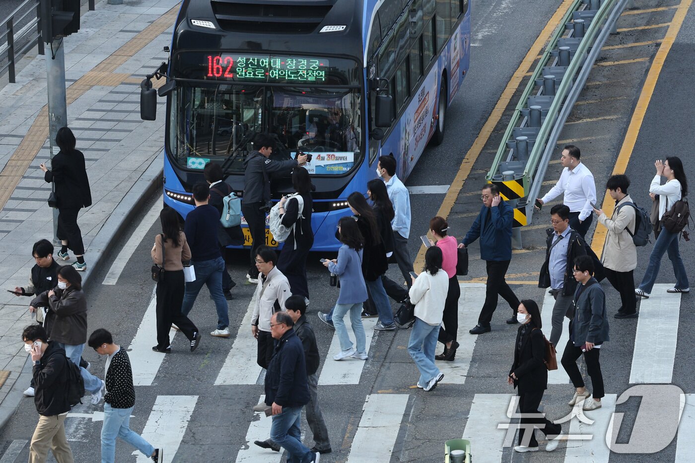본문 이미지 - 서울시 버스노조가 준법투쟁에 돌입한 30일 오전 서울역 버스환승센터에서 시민들이 버스를 이용해 출근하고 있다.  2025.4.30/뉴스1 ⓒ News1 신웅수 기자