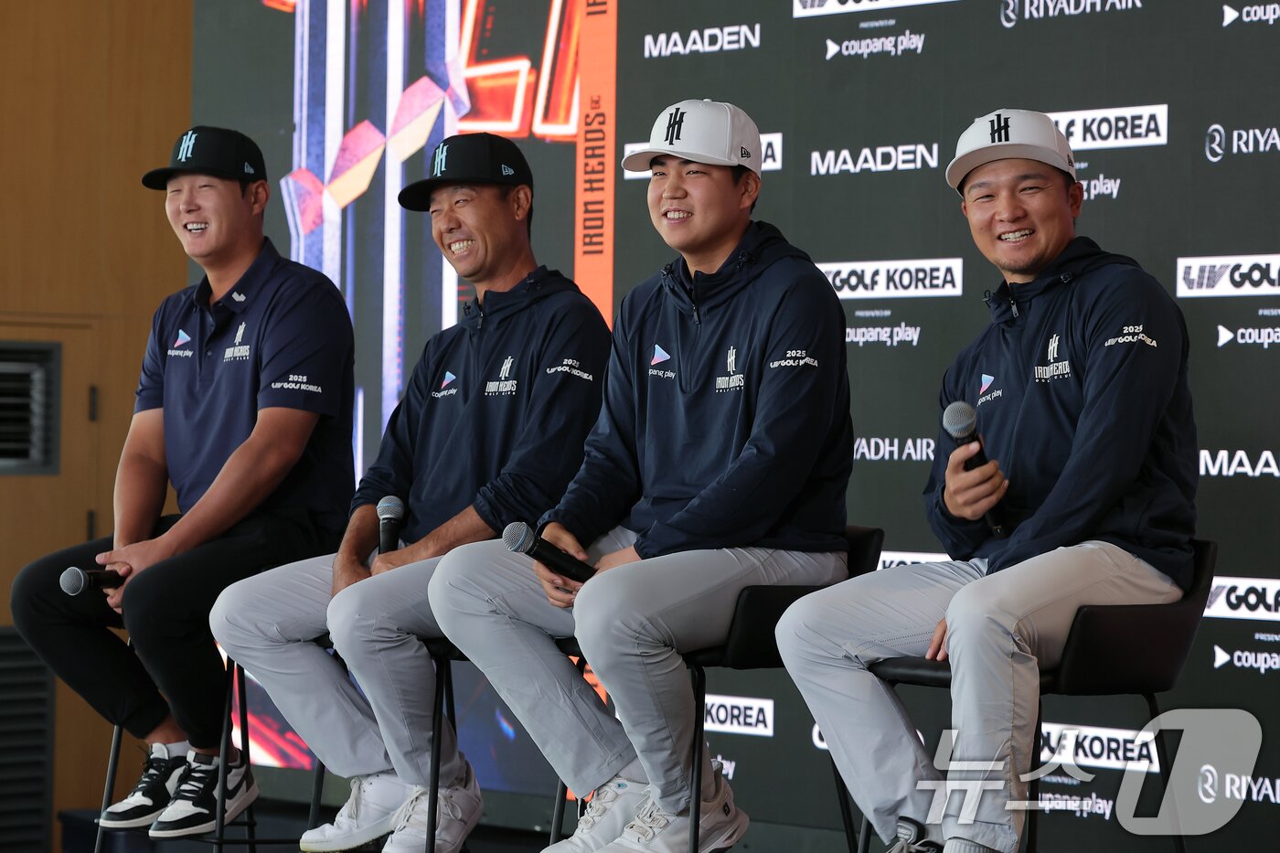 본문 이미지 - 리브 골프 코리아에 나서는 &#39;아이언 헤드 GC&#39;의 대니 리, 케빈 나, 장유빈이 30일 오전 인천 연수구 잭니클라우스 골프클럽 미디어센터에서 열린 기자회견에서 고즈마 지니치로의 위트에 웃음을 터트리고 있다. 2025.4.30/뉴스1 ⓒ News1 박정호 기자