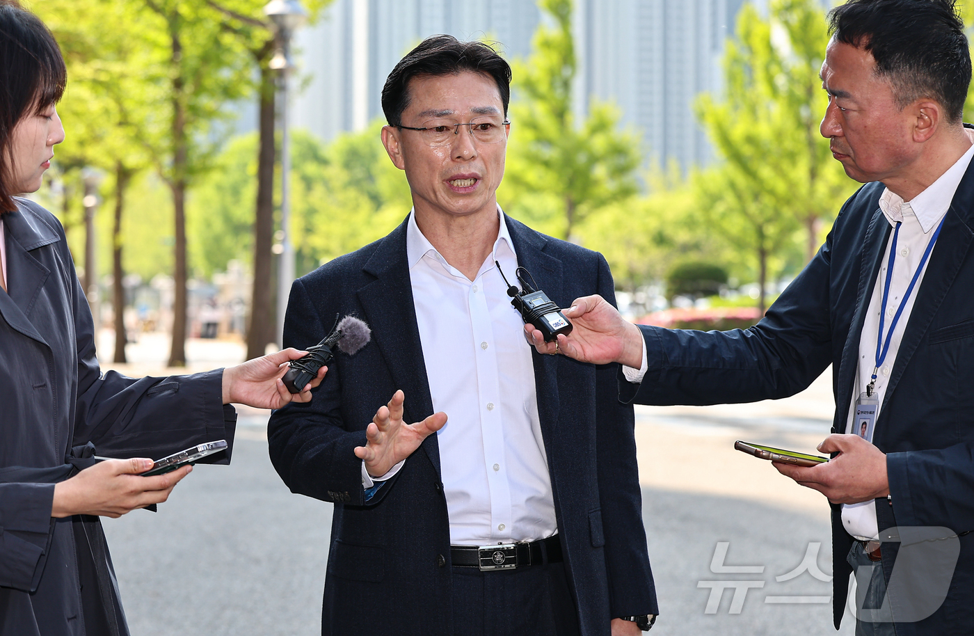 (과천=뉴스1) 김도우 기자 = 임성근 전 해병대 1사단장이 해병대 채상병 순직사건 외압 의혹 관련 수사 포렌식 참관을 위해 30일 경기 과천 고위공직자범죄수사처(공수처)에 들어서 …