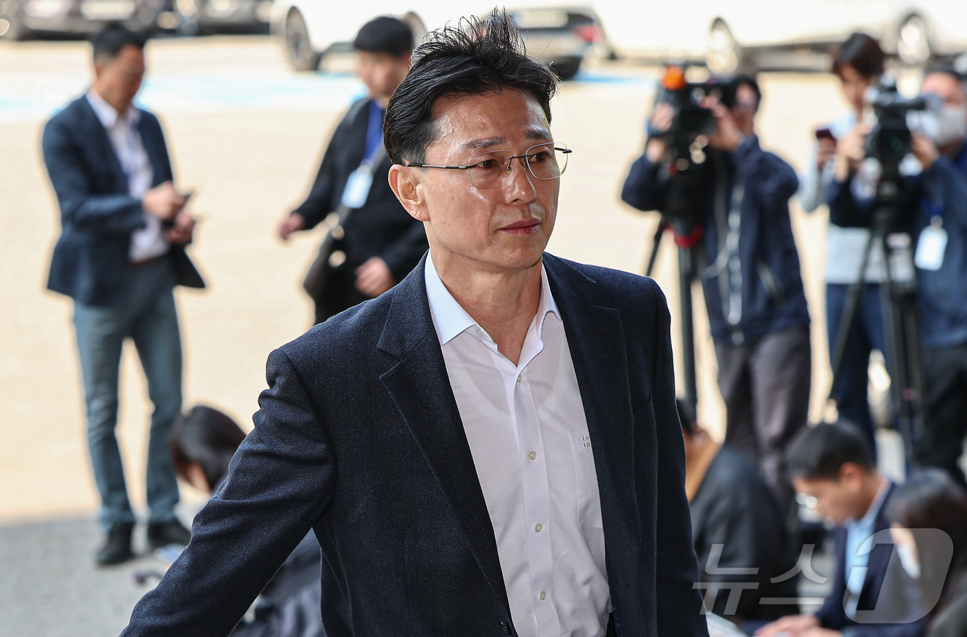 (과천=뉴스1) 김도우 기자 = 임성근 전 해병대 1사단장이 해병대 채상병 순직사건 외압 의혹 관련 수사 포렌식 참관을 위해 30일 경기 과천 고위공직자범죄수사처(공수처)에 들어가 …