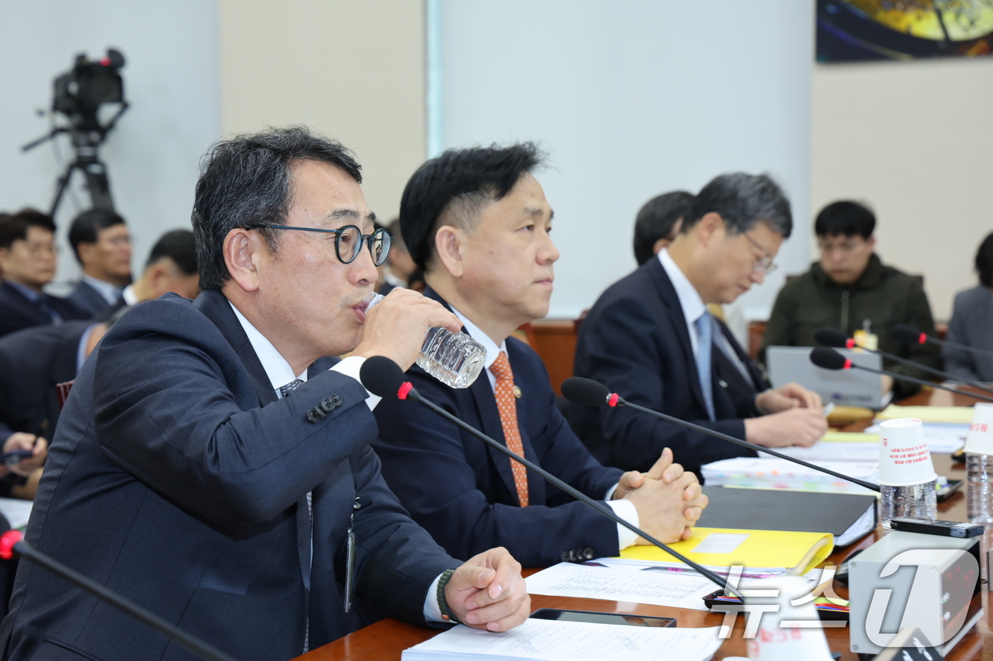 (서울=뉴스1) 이재명 기자 = 유영상 SK텔레콤 대표이사가 30일 오전 서울 여의도 국회 과학기술정보방송통신위원회에서 열린 YTN 등 방송·통신 분야 청문회에 출석해 물을 마시고 …