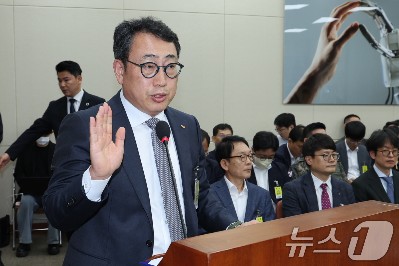 (서울=뉴스1) 이재명 기자 = 유영상 SK텔레콤 대표이사가 30일 오전 서울 여의도 국회 과학기술정보방송통신위원회에서 열린 YTN 등 방송·통신 분야 청문회에서 증인 선서를 하고 …