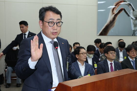 '해킹 사고' SKT 유영상 대표, 국회 과방위서 다시 사과