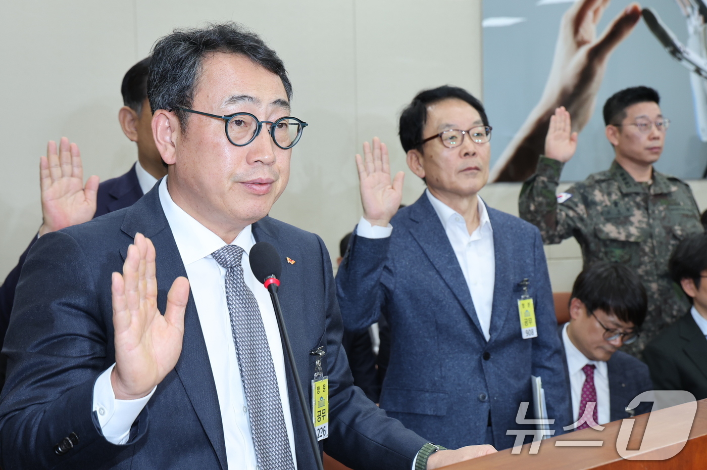 (서울=뉴스1) 이재명 기자 = 유영상 SK텔레콤 대표이사가 30일 오전 서울 여의도 국회 과학기술정보방송통신위원회에서 열린 YTN 등 방송·통신 분야 청문회에서 증인 선서를 하고 …