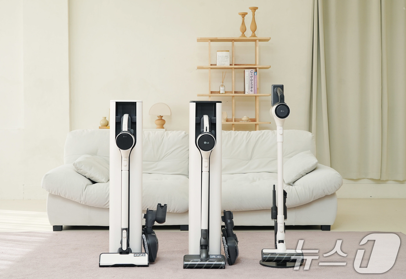(서울=뉴스1) 이연주 기자 = LG전자가 인공지능으로 고객의 사용 패턴을 분석해 청소기의 흡입력을 알아서 조절해 주는 무선청소기 'LG 코드제로 오브제컬렉션 A9 AI'를 출시했 …