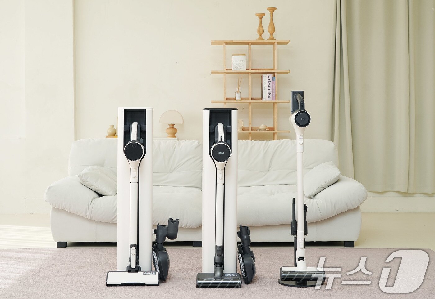 본문 이미지 - LG전자가 인공지능으로 고객의 사용 패턴을 분석해 청소기의 흡입력을 알아서 조절해 주는 무선청소기 'LG 코드제로 오브제컬렉션 A9 AI'를 출시했다고 30일 밝혔다. 사진은 왼쪽부터 A9 AI, A7 코어, A5 제품. (LG전자 제공. 재판매 및 DB 금지) 2025.4.30/뉴스1 ⓒ News1 이연주 기자