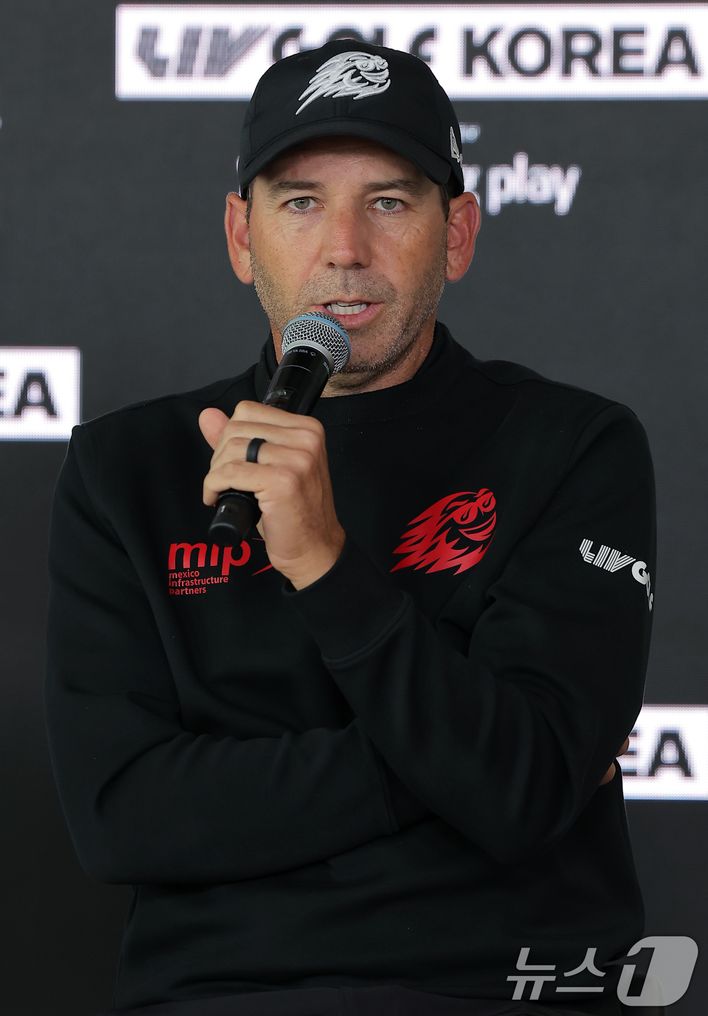 (인천=뉴스1) 박정호 기자 = 리브 골프 코리아에 나서는 파이어볼스 GC의 세르히오 가르시아가 30일 오전 인천 연수구 잭니클라우스 골프클럽 미디어센터에서 기자회견을 하고 있다. …