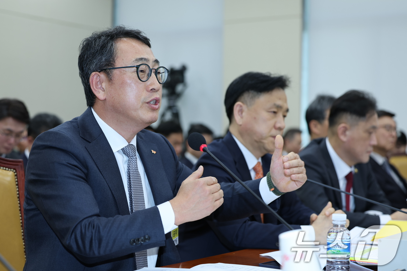 (서울=뉴스1) 이재명 기자 = 유영상 SK텔레콤 대표이사가 30일 오전 서울 여의도 국회 과학기술정보방송통신위원회에서 열린 YTN 등 방송·통신 분야 청문회에서 의원 질의에 답변 …