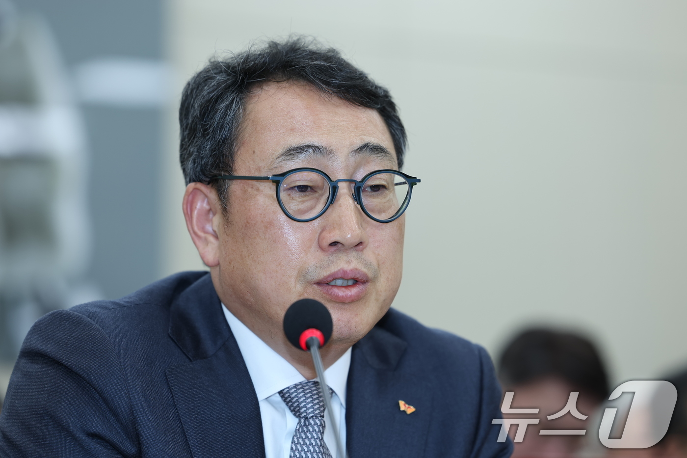 (서울=뉴스1) 이재명 기자 = 유영상 SK텔레콤 대표이사가 30일 오전 서울 여의도 국회 과학기술정보방송통신위원회에서 열린 YTN 등 방송·통신 분야 청문회에서 의원 질의에 답변 …