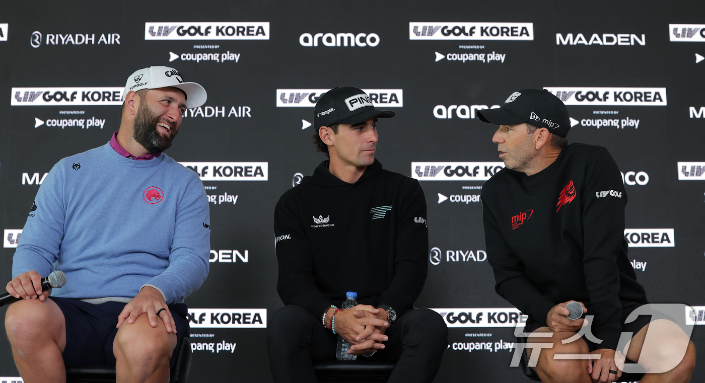 (인천=뉴스1) 박정호 기자 = 리브 골프 코리아에 나서는 레기온 13의 존 람(왼쪽부터)과 토크 GC의 호아킨 니만, 파이어볼스 GC의 세르히오 가르시아가 30일 오전 인천 연수 …