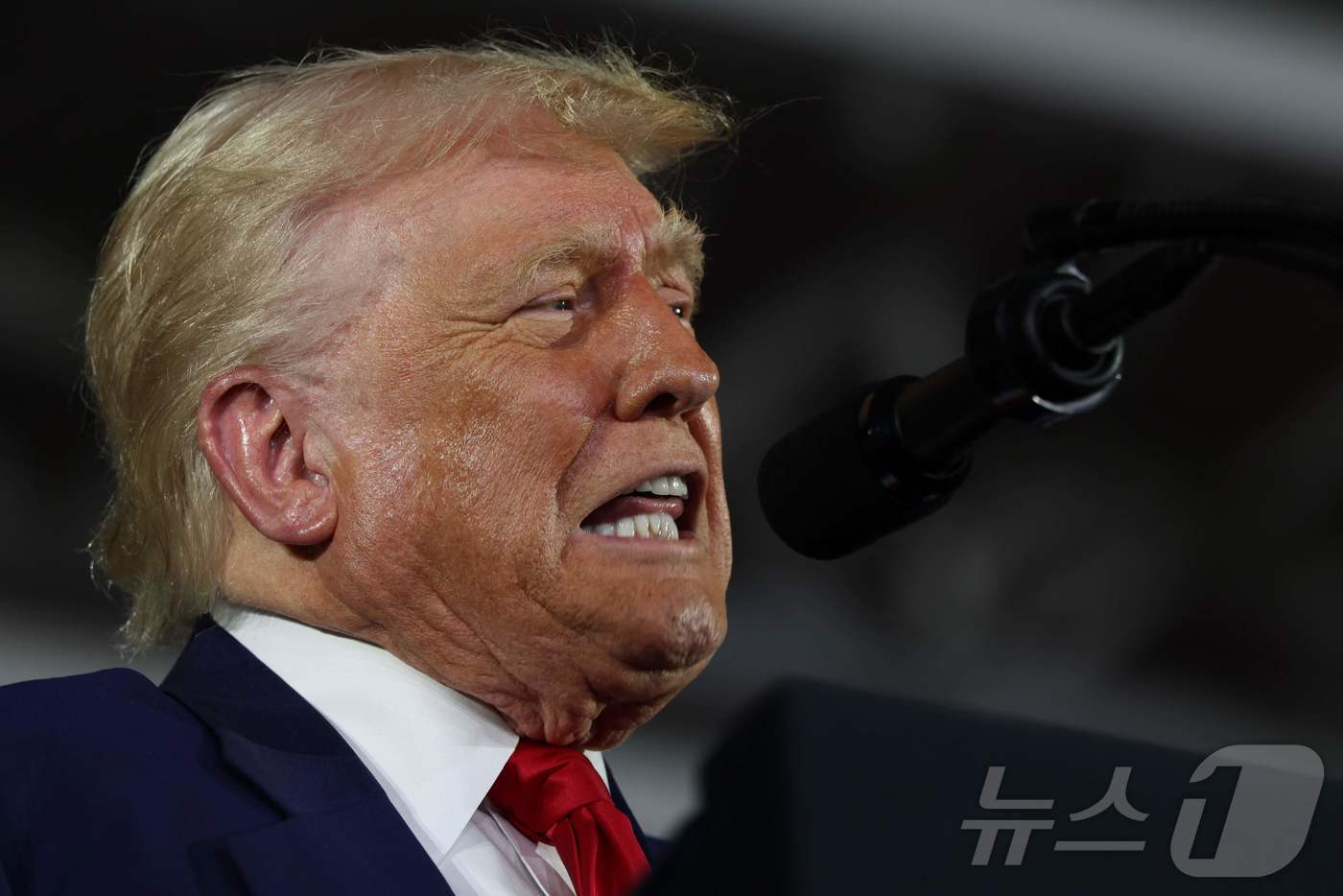 (워런 AFP=뉴스1) 우동명 기자 = 도널드 트럼프 미국 대통령이 29일(현지시간) 미시간주 워런의 머콤 카운티에서 열린 취임 100일 기념 행사서 가진 연설서 "관세 협상이 너 …