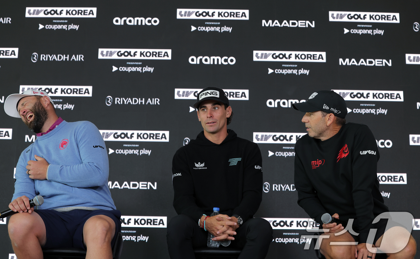 (인천=뉴스1) 박정호 기자 = 리브 골프 코리아에 나서는 레기온 13의 존 람(왼쪽부터)과 토크 GC의 호아킨 니만, 파이어볼스 GC의 세르히오 가르시아가 30일 오전 인천 연수 …