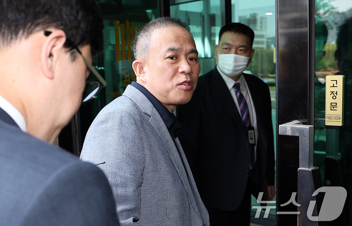 (서울=뉴스1) 김진환 기자 = 윤석열 전 대통령 부부 공천 개입 의혹의 핵심 인물인 명태균 씨가 30일 오전 검찰 조사를 받기 위해 서울 서초구 서울고검 청사로 출석하고 있다. …