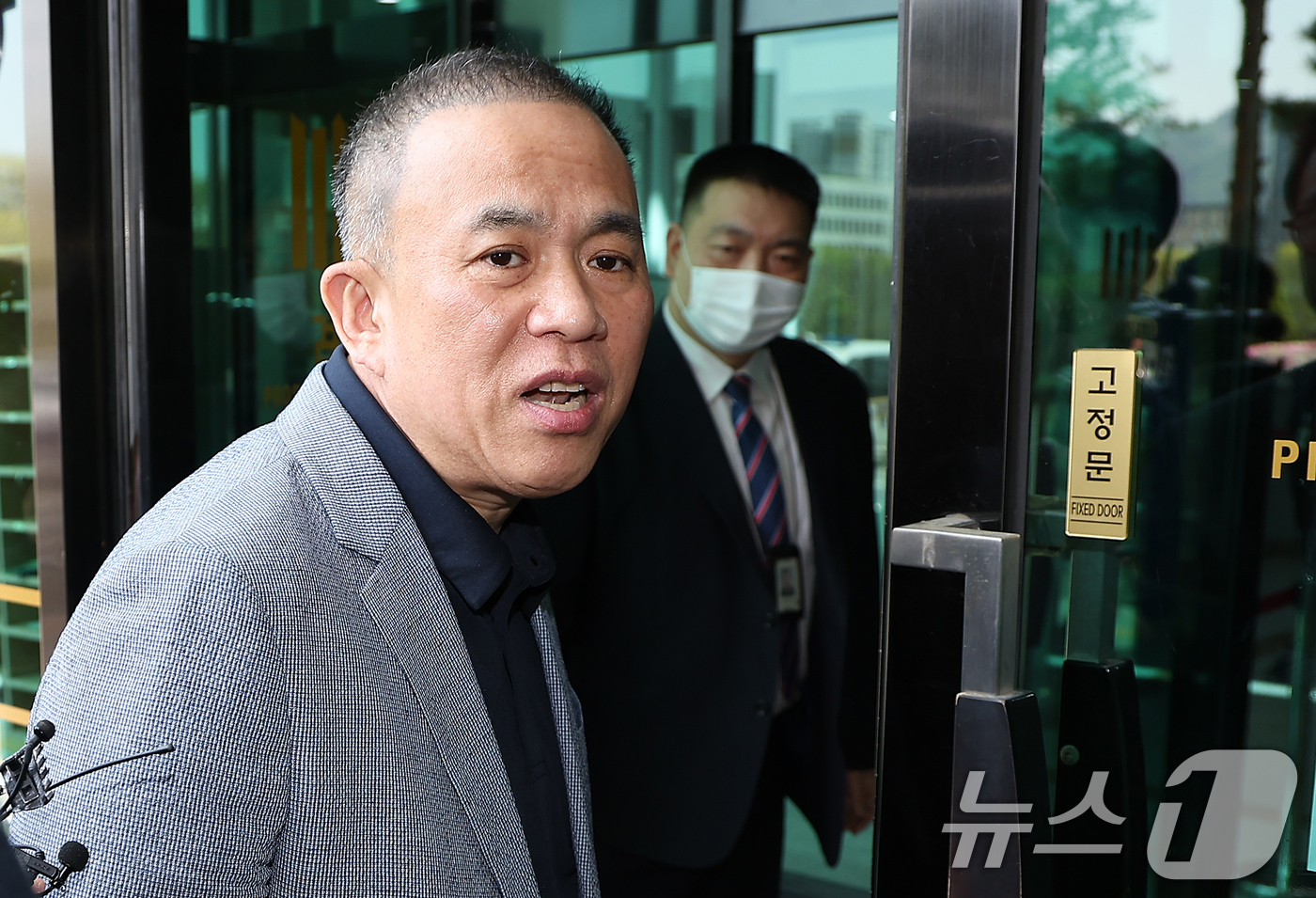 (서울=뉴스1) 김진환 기자 = 윤석열 전 대통령 부부 공천 개입 의혹의 핵심 인물인 명태균 씨가 30일 오전 검찰 조사를 받기 위해 서울 서초구 서울고검 청사로 출석 중 취재진 …