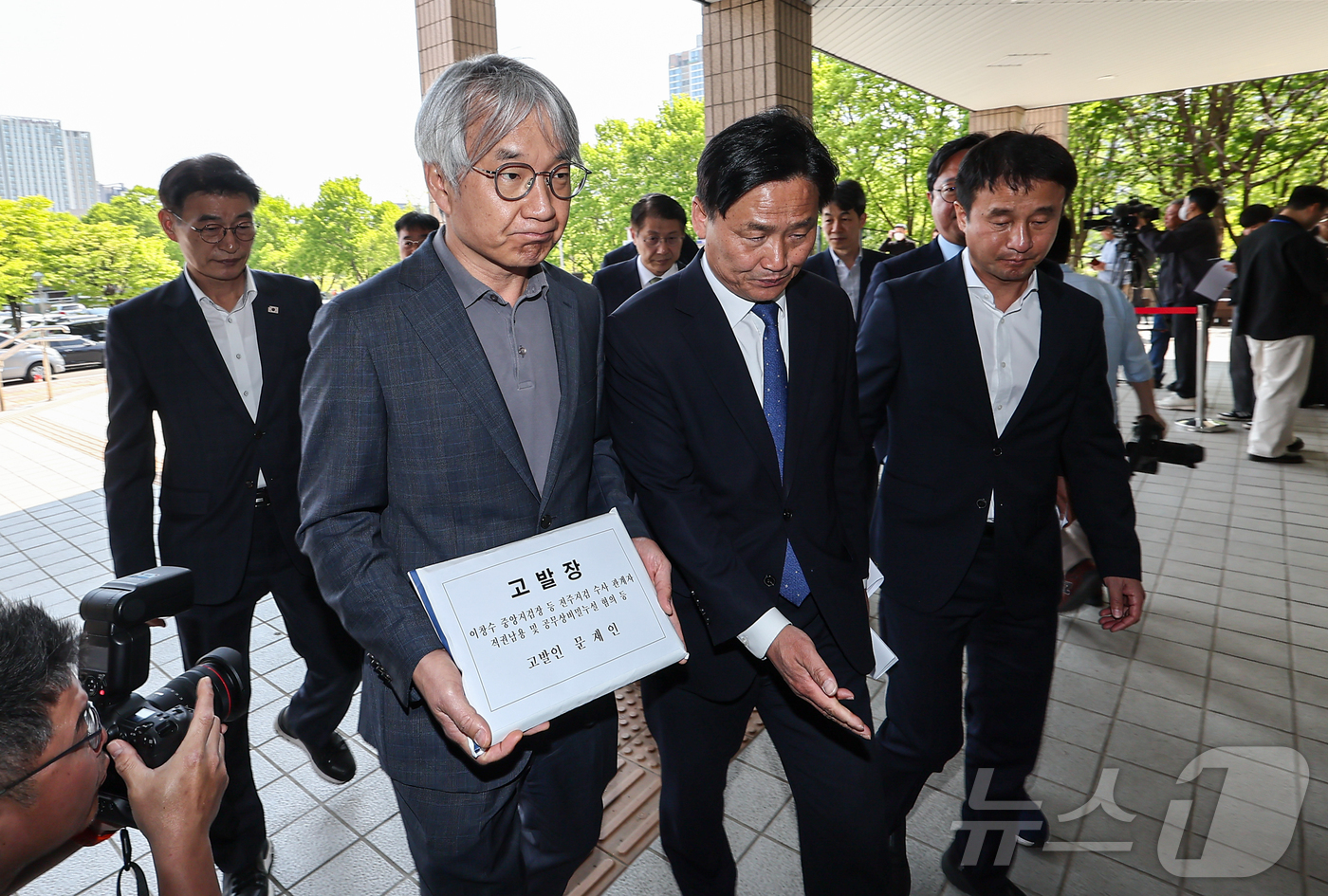 (과천=뉴스1) 김도우 기자 = 더불어민주당 前정권정치탄압대책위원회 소속 의원들과 문재인 전 대통령 변호인단이 30일 경기 과천 고위공직자범죄수사처(공수처)에 이창수 중앙지검장 등 …