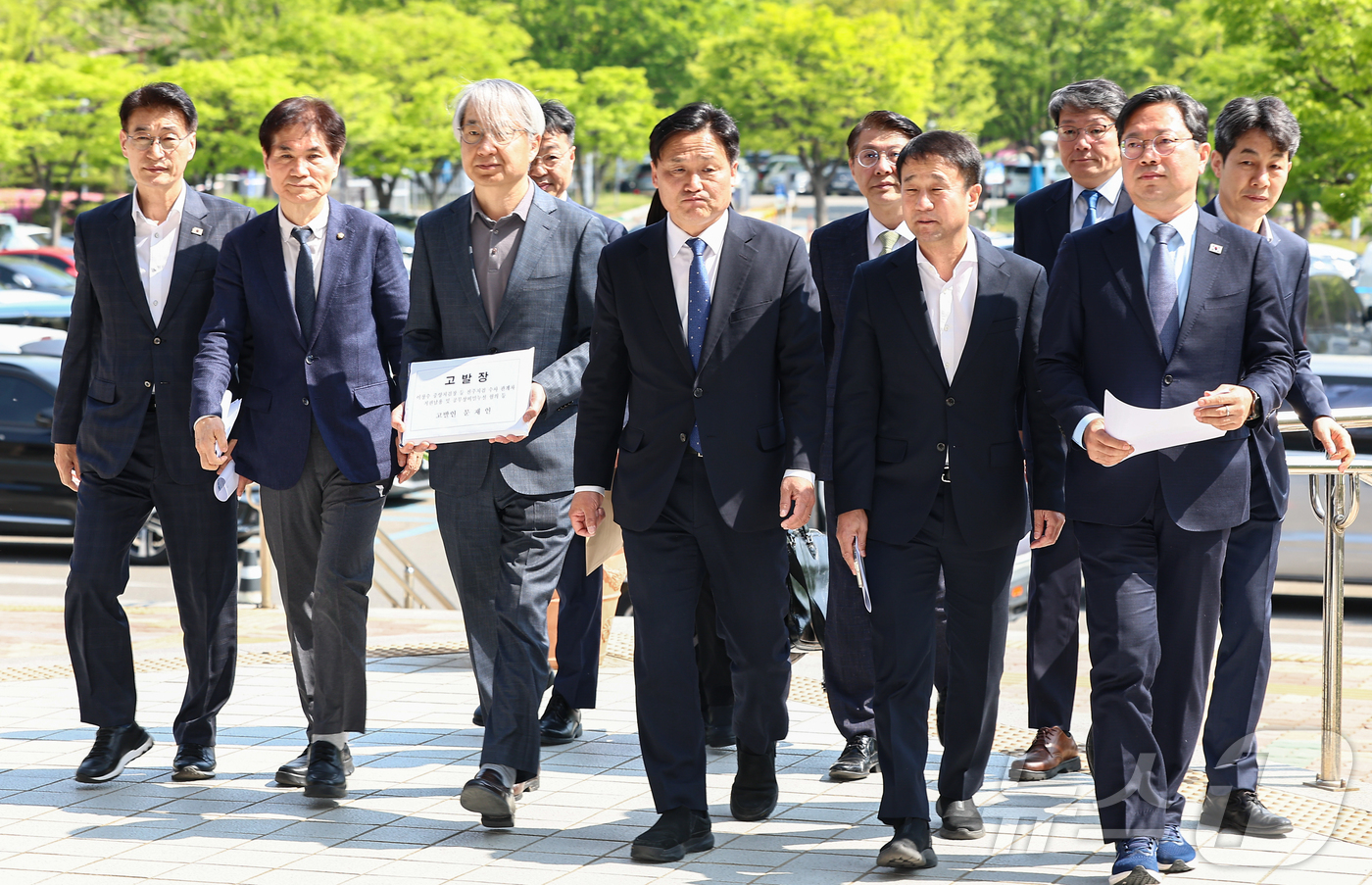 (과천=뉴스1) 김도우 기자 = 더불어민주당 前정권정치탄압대책위원회 소속 의원들과 문재인 전 대통령 변호인단이 30일 경기 과천 고위공직자범죄수사처(공수처)에 이창수 중앙지검장 등 …