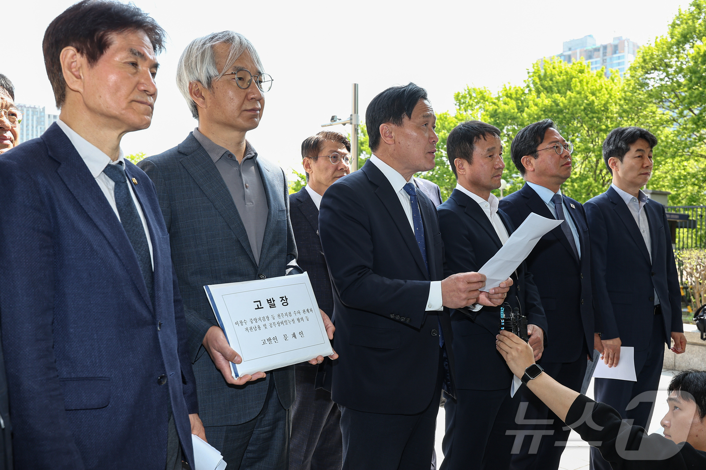 (과천=뉴스1) 김도우 기자 = 더불어민주당 前정권정치탄압대책위원회 소속 의원들과 문재인 전 대통령 변호인단이 30일 경기 과천 고위공직자범죄수사처(공수처)에 이창수 중앙지검장 등 …