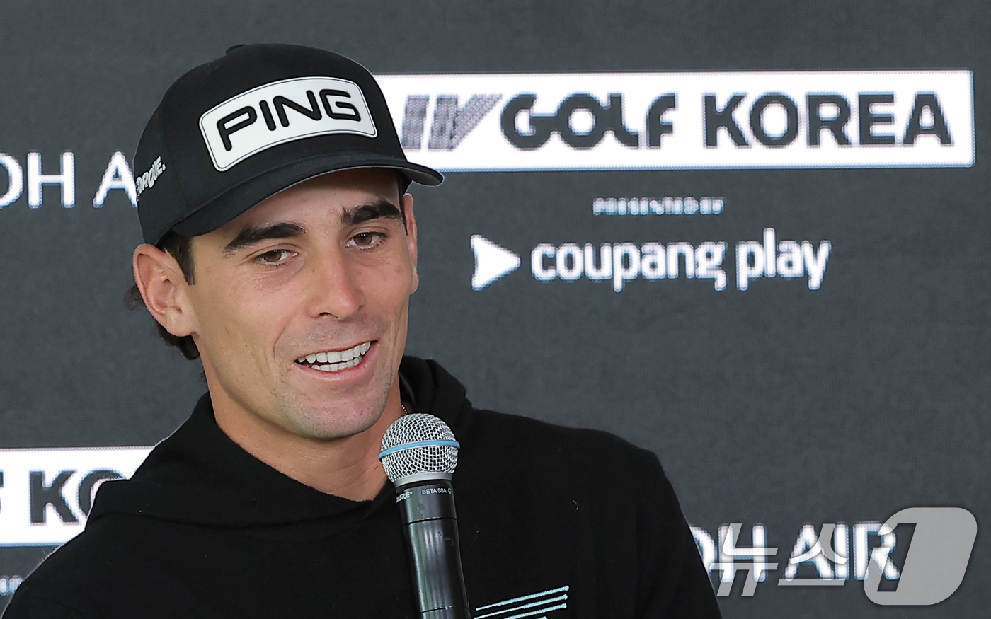 (인천=뉴스1) 박정호 기자 = 리브 골프 코리아에 나서는 토크 GC의 호아킨 니만이 30일 오전 인천 연수구 잭니클라우스 골프클럽 미디어센터에서 기자회견을 하고 있다.지난 202 …