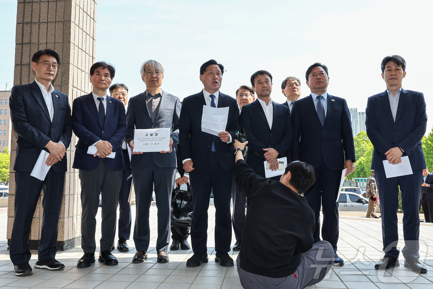 (과천=뉴스1) 김도우 기자 = 더불어민주당 前정권정치탄압대책위원회 소속 의원들과 문재인 전 대통령 변호인단이 30일 경기 과천 고위공직자범죄수사처(공수처)에 이창수 중앙지검장 등 …