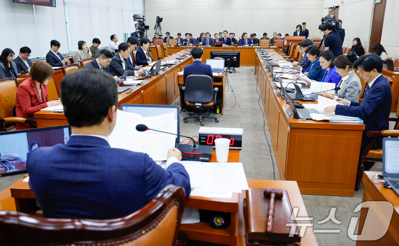 (서울=뉴스1) 안은나 기자 = 30일 서울 여의도 국회에서 열린 연금개혁 특별위원회 제2차 전체회의에서 윤영석 위원장과 여야 위원들이 보건복지부 업무보고를 듣고 있다. 2025. …