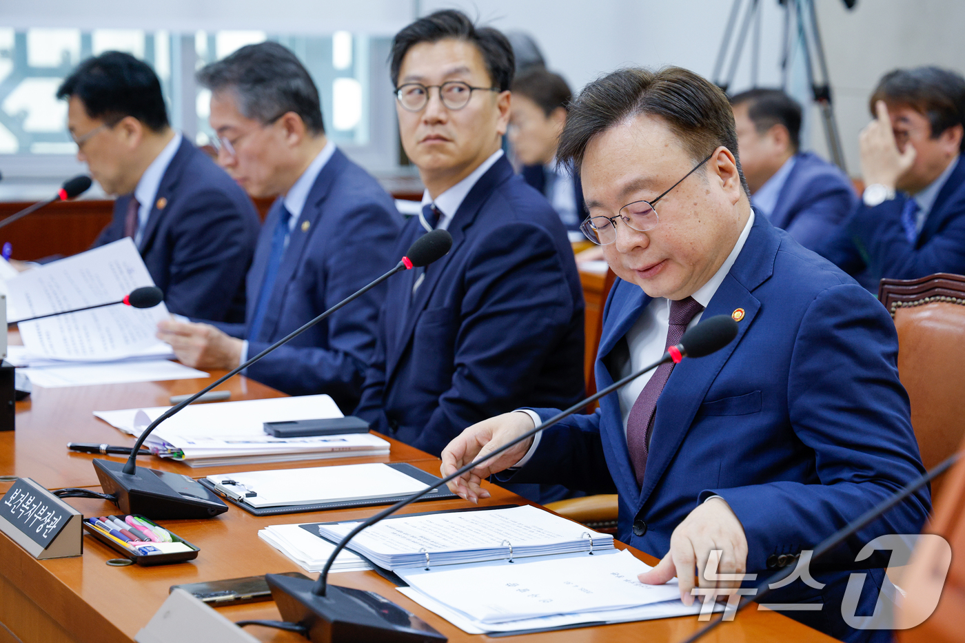 (서울=뉴스1) 안은나 기자 = 조규홍 보건복지부 장관(오른쪽부터), 김범석 기획재정부 1차관, 김민석 고용노동부 차관, 김병환 금융위원장이 30일 서울 여의도 국회에서 열린 연금 …