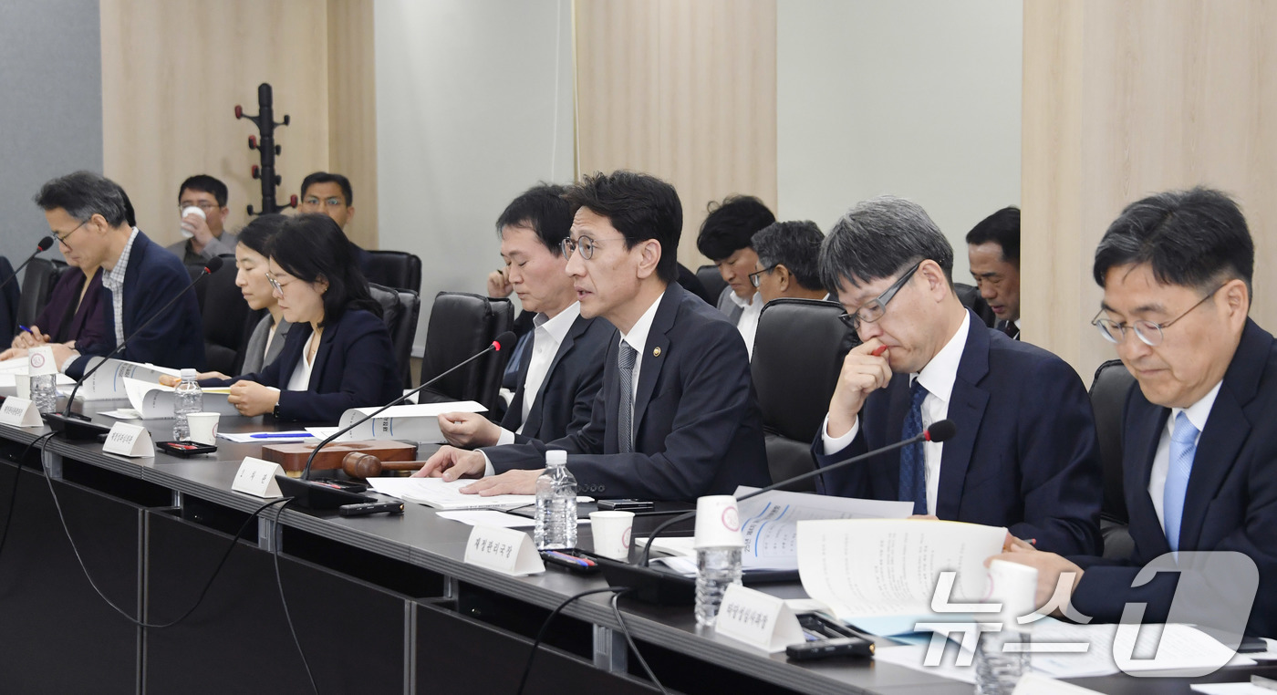 (서울=뉴스1) 이연주 기자 = 김윤상 기획재정부 차관이 30일 서울 영등포구 나라키움 여의도에서 열린 '2025년 제4차 재정사업평가위원회'에서 발언하고 있다. (기획재정부 제공 …