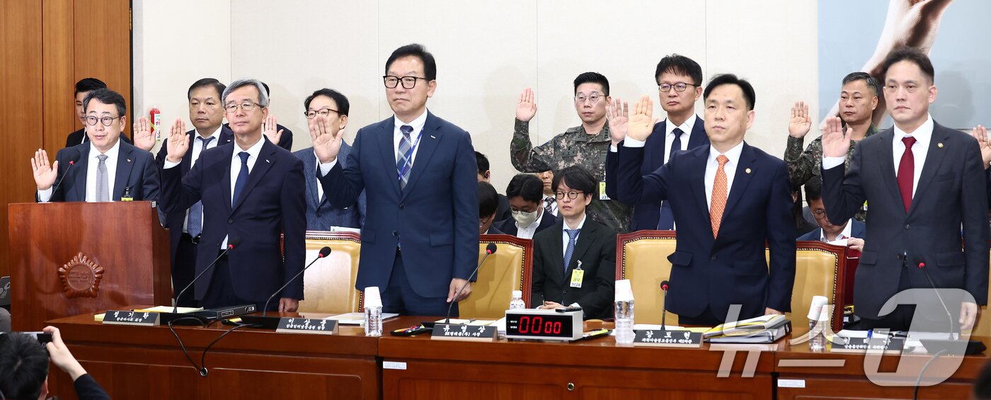 본문 이미지 - 유영상 SKT 대표이사&#40;왼쪽&#41;가 30일 오전 서울 여의도 국회에서 열린 과학기술정보방송통신위원회 제424회국회&#40;임시회&#41; 제5차 전체회의에서 증인 선서를 하고 있다. 왼쪽부터 정기환 한국마사회장, 이상중 한국인터넷진흥원장, 유 대표이사, 강도형 과학기술정보통신부 2차관, 김태규 방송통신위원회 부위원장. 2025.4.30/뉴스1 ⓒ News1 김민지 기자