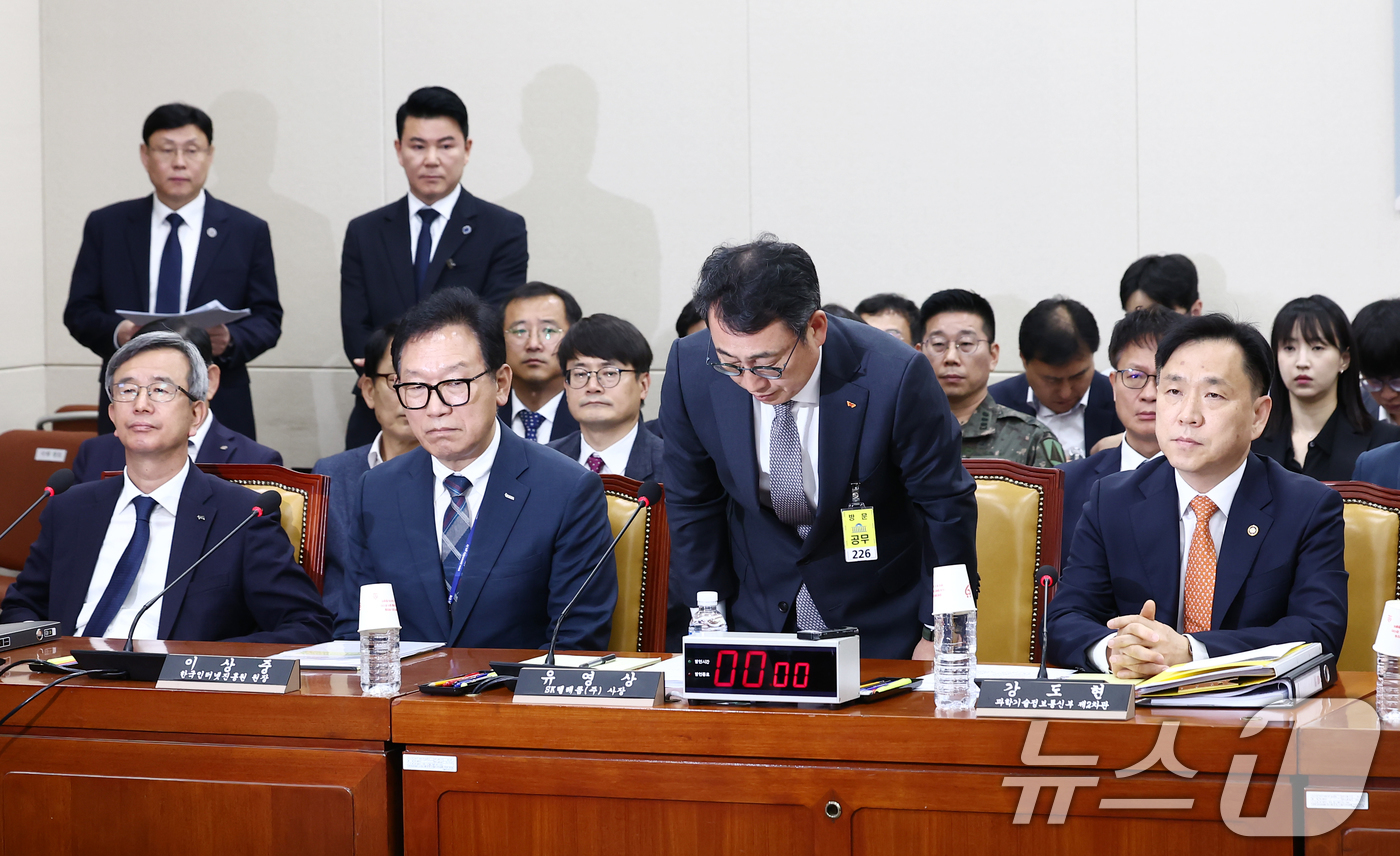 (서울=뉴스1) 김민지 기자 = 유영상 SKT 대표이사가 30일 오전 서울 여의도 국회 과학기술정보방송통신위원회에서 열린 YTN 등 방송·통신 분야 청문회에 출석해 인사하고 있다. …