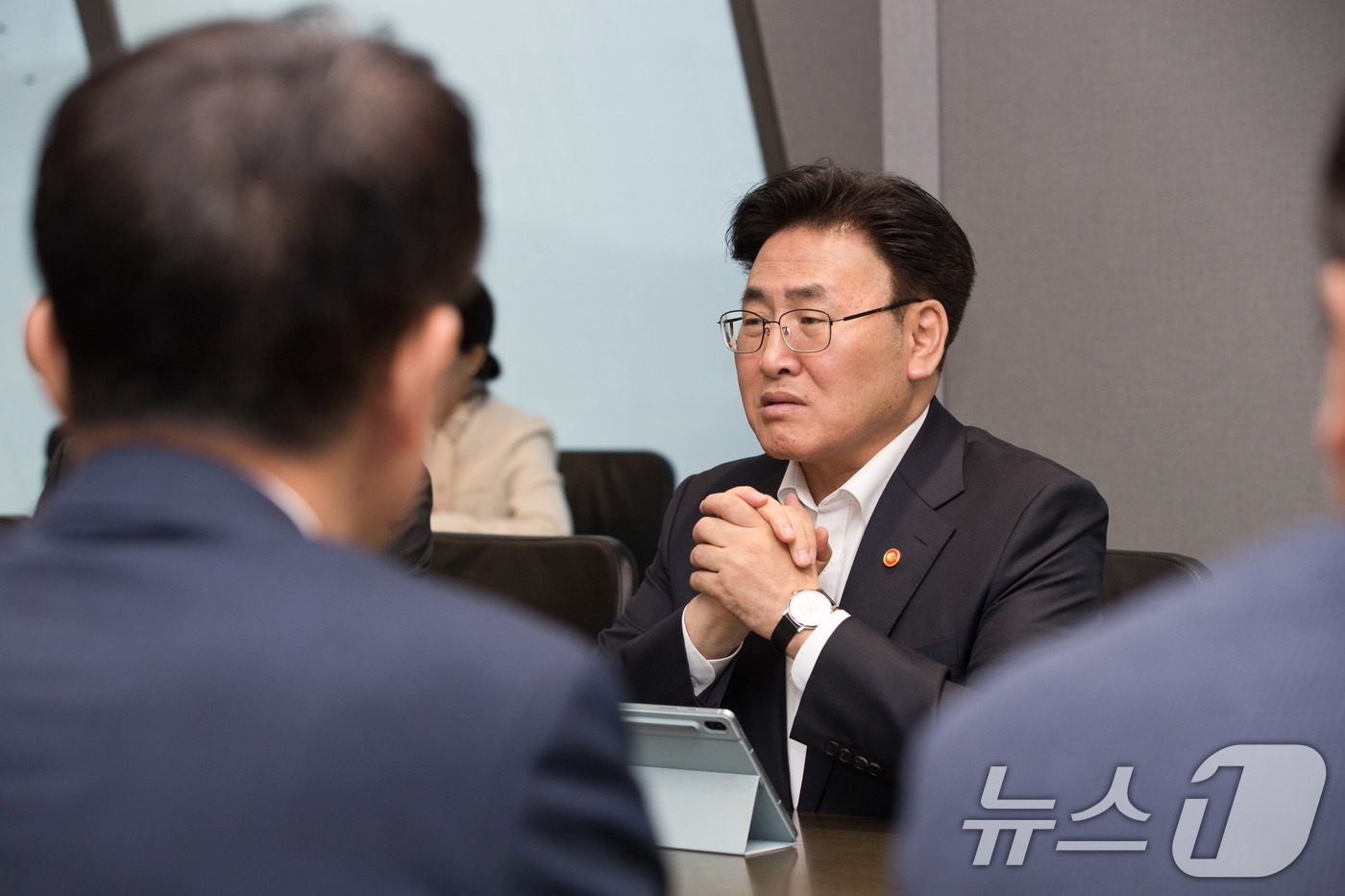 (서울=뉴스1) 이연주 기자 = 유상임 과학기술정보통신부 장관이 30일 서울 중구 SK텔레콤 본사를 방문해 사고 현장 및 조치 현황을 점검하고 국민의 불편과 불안을 최소화하기 위한 …