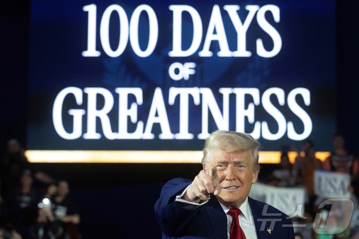 본문 이미지 - 도널드 트럼프 미국 대통령이 29일&#40;현지시간&#41; 미시건주 머콤 카운티에서 열린 취임 100일 기념 행사에 입장하고 있다. ⓒ AFP=뉴스1