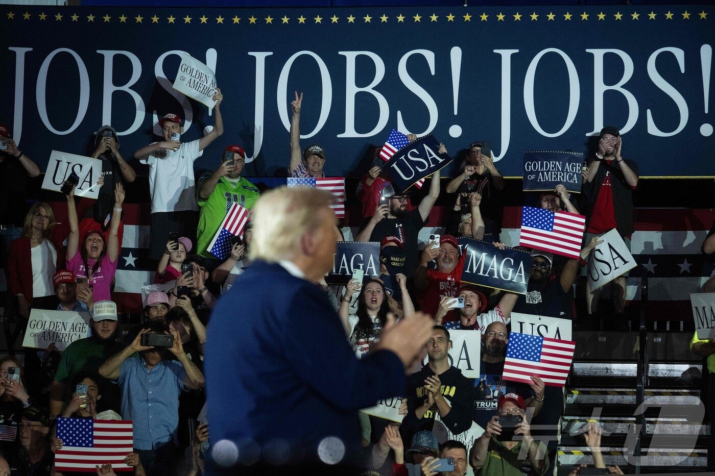 본문 이미지 - 29일&#40;현지시간&#41; 미시건주 머콤 카운티에서 열린 도널드 트럼프 미국 대통령 취임 100일 기념 행사에서 시민들이 환호하고 있다. ⓒ AFP=뉴스1