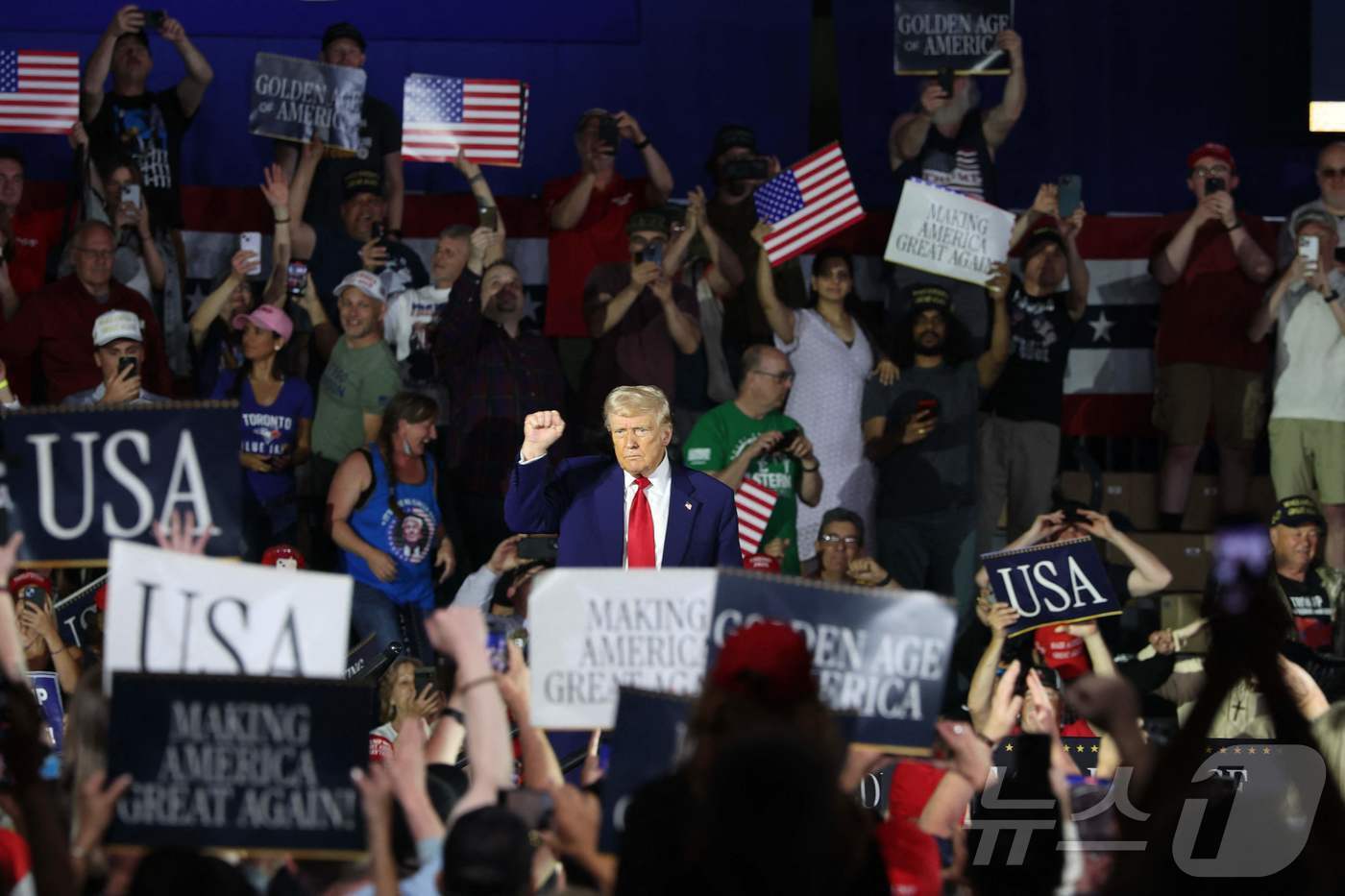 본문 이미지 - 도널드 트럼프 미국 대통령이 29일&#40;현지시간&#41; 미시건주 머콤 카운티에서 열린 취임 100일 기념 행사에서 연설을 하고 있다. ⓒ AFP=뉴스1