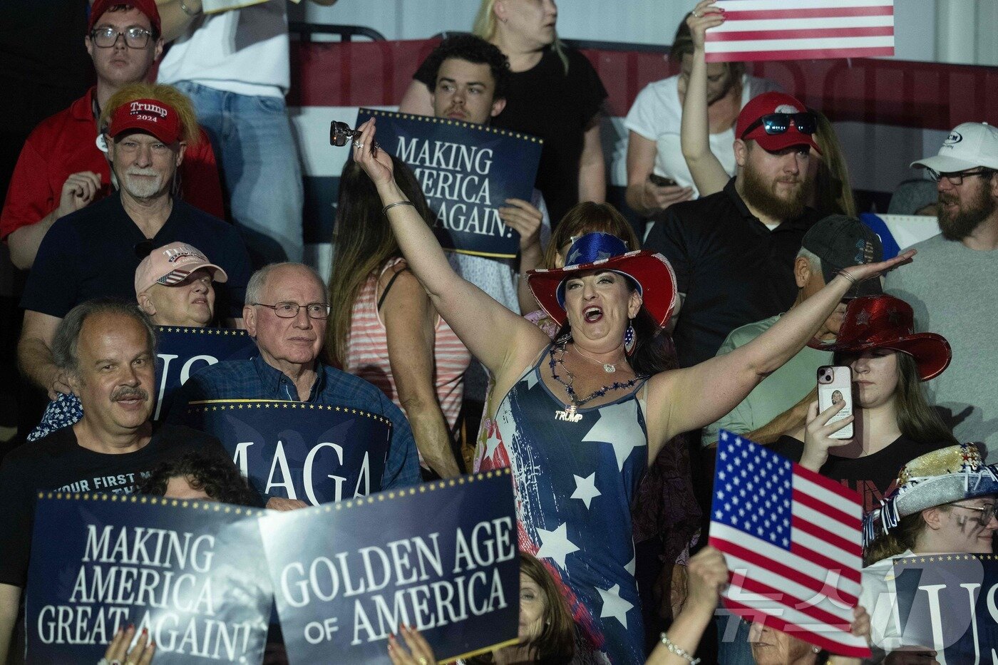 본문 이미지 - 29일&#40;현지시간&#41; 미시건주 머콤 카운티에서 열린 도널드 트럼프 미국 대통령 취임 100일 기념 행사에서 시민들이 환호하고 있다.  ⓒ AFP=뉴스1