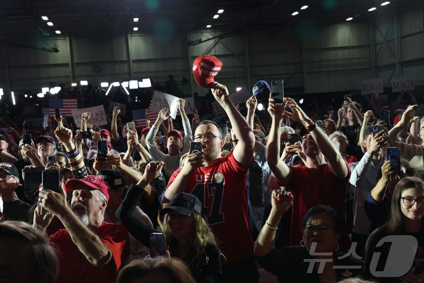 본문 이미지 -  29일&#40;현지시간&#41; 미시건주 머콤 카운티에서 열린 도널드 트럼프 미국 대통령 취임 100일 기념 행사에서 시민들이 환호하고 있다. ⓒ AFP=뉴스1