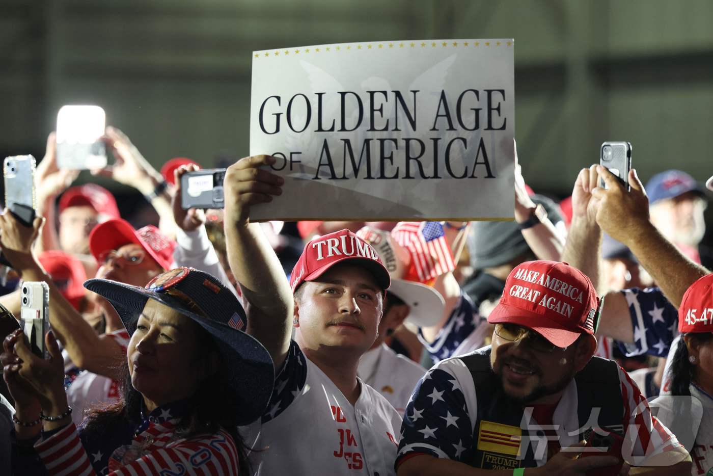 본문 이미지 - 29일&#40;현지시간&#41; 미시건주 머콤 카운티에서 열린 도널드 트럼프 미국 대통령 취임 100일 기념 행사에서 시민들이 &#39;미국의 황금시대&#39; 손피켓을 들어보이고 있다. ⓒ AFP=뉴스1