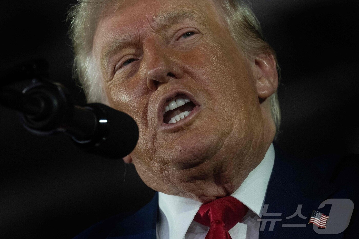 본문 이미지 - 도널드 트럼프 미국 대통령이 29일&#40;현지시간&#41; 미시건주 머콤 카운티에서 열린 취임 100일 기념 행사에서 연설을 하고 있다. ⓒ AFP=뉴스1