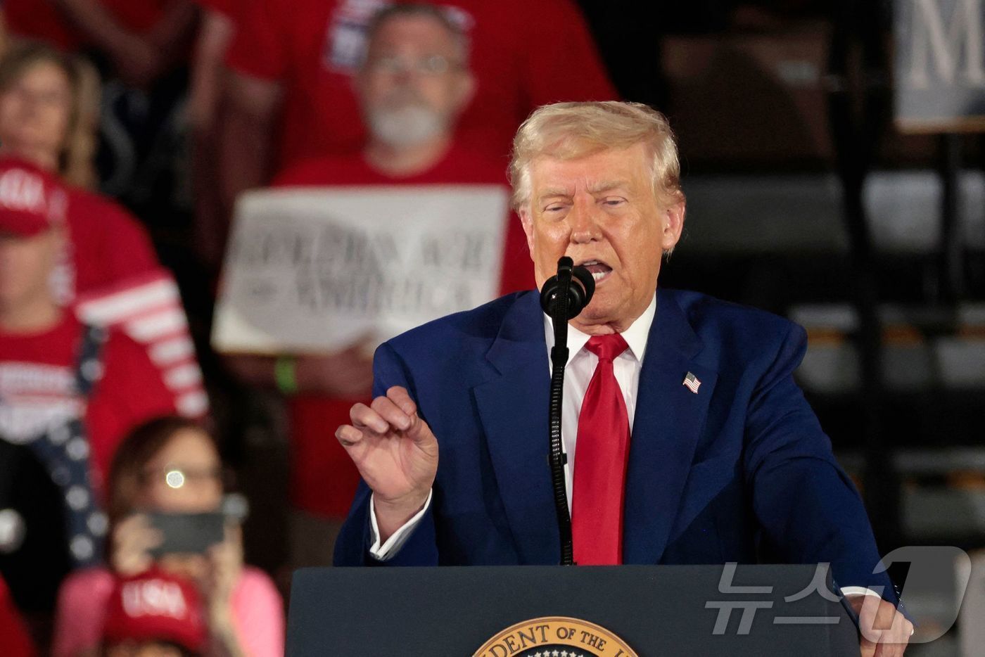 본문 이미지 - 도널드 트럼프 미국 대통령이 29일&#40;현지시간&#41; 미시건주 머콤 카운티에서 열린 취임 100일 기념 행사에서 연설을 하고 있다. ⓒ AFP=뉴스1
