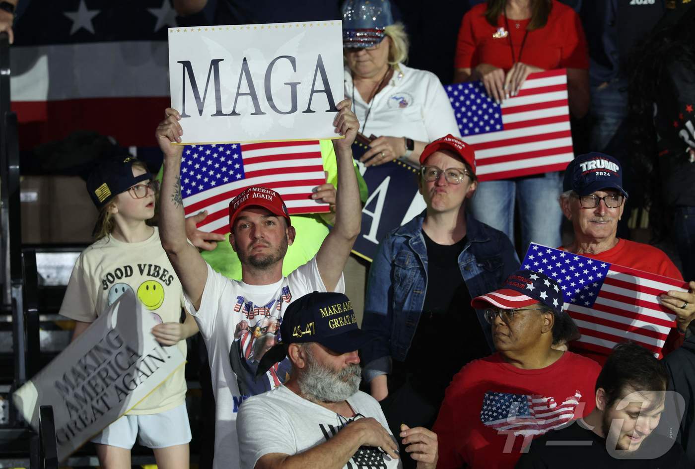 본문 이미지 - 29일&#40;현지시간&#41; 미시건주 머콤 카운티에서 열린 도널드 트럼프 미국 대통령 취임 100일 기념 행사에서 시민들이 환호하고 있다.  ⓒ AFP=뉴스1