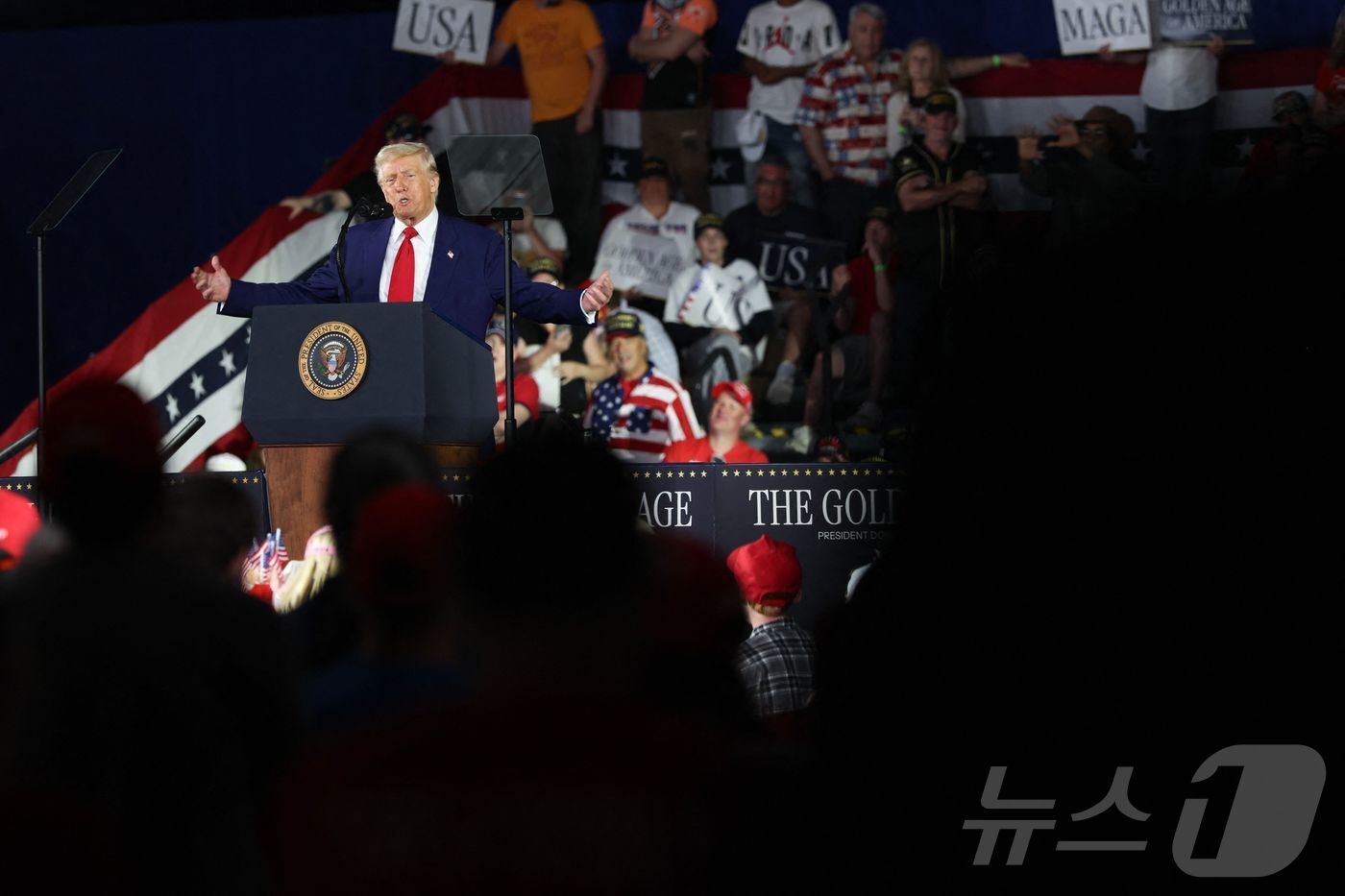 본문 이미지 - 도널드 트럼프 미국 대통령이 29일&#40;현지시간&#41; 미시건주 머콤 카운티에서 열린 취임 100일 기념 행사에서 연설을 하고 있다. ⓒ AFP=뉴스1