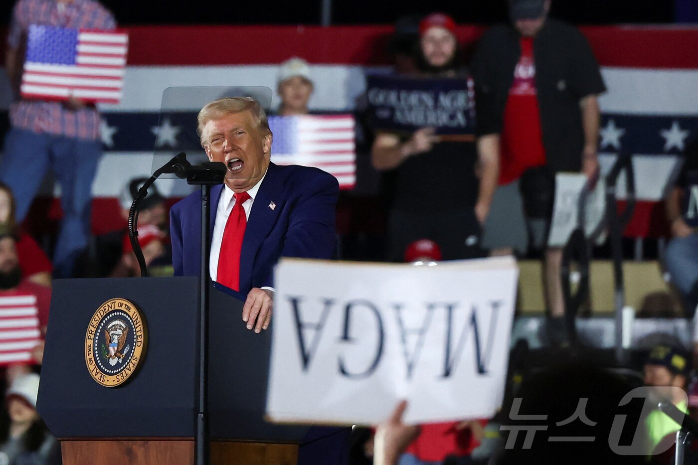 본문 이미지 - 도널드 트럼프 미국 대통령이 29일&#40;현지시간&#41; 미시건주 머콤 카운티에서 열린 취임 100일 기념 행사에서 연설을 하고 있다. ⓒ 로이터=뉴스1