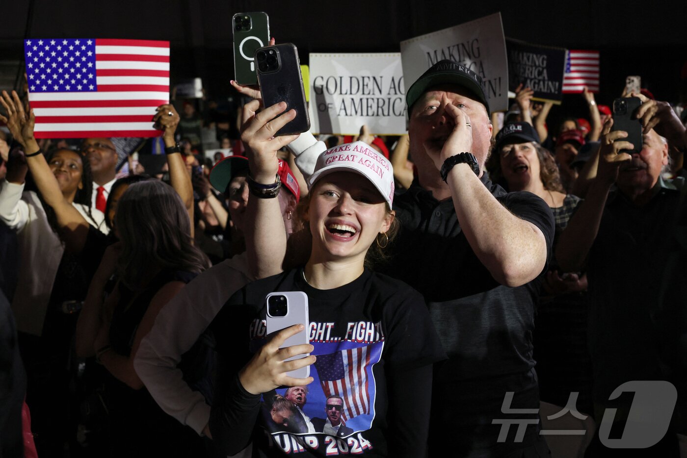 본문 이미지 - 29일&#40;현지시간&#41; 미시건주 머콤 카운티에서 열린 도널드 트럼프 미국 대통령 취임 100일 기념 행사에서 시민들이 환호하고 있다. ⓒ 로이터=뉴스1