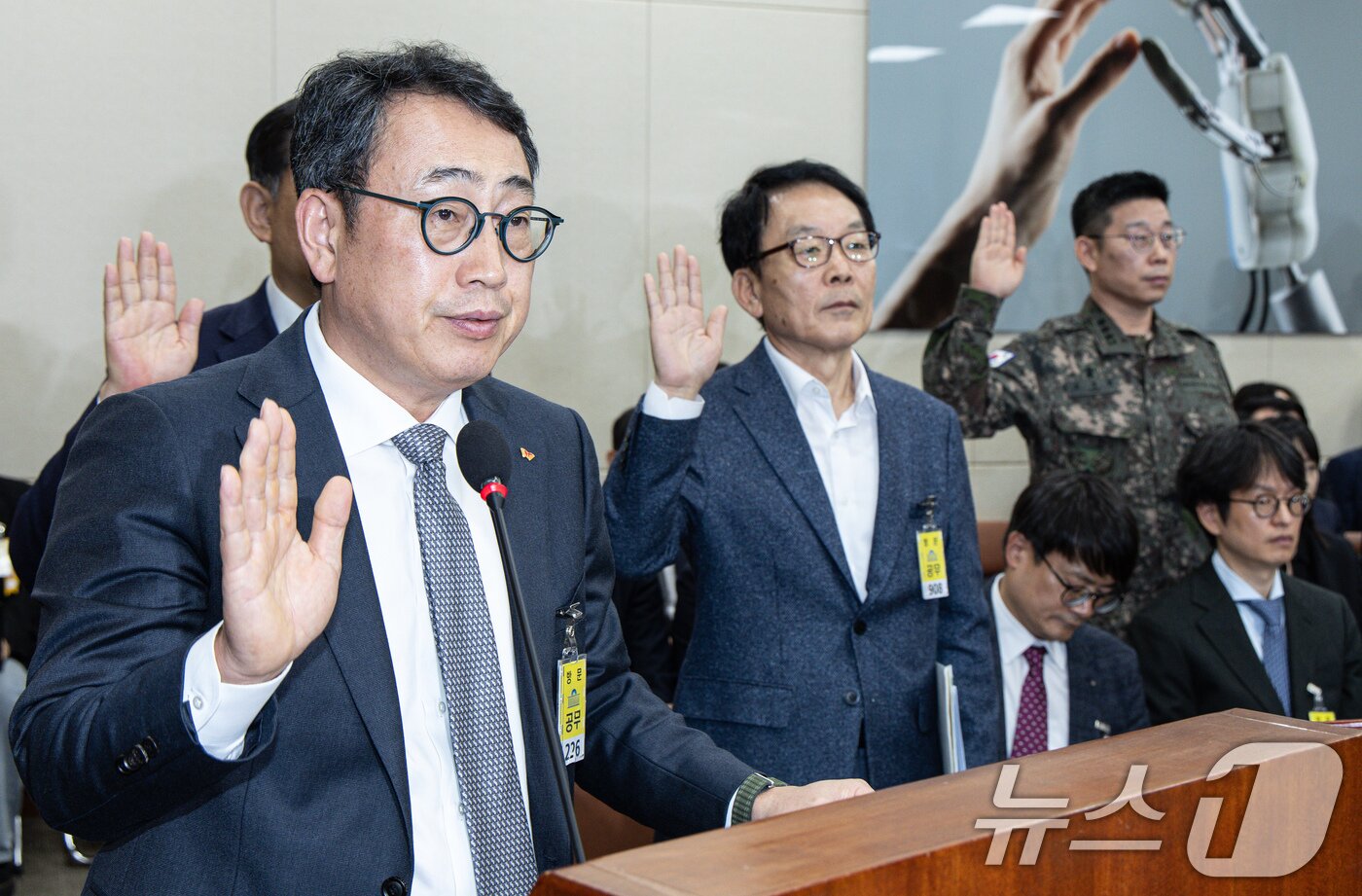 본문 이미지 - 유영상 SK텔레콤 대표이사가 30일 오전 서울 여의도 국회 과학기술정보방송통신위원회에서 열린 YTN 등 방송·통신 분야 청문회에서 증인 선서를 하고 있다. 2025.4.30/뉴스1 ⓒ News1 이재명 기자