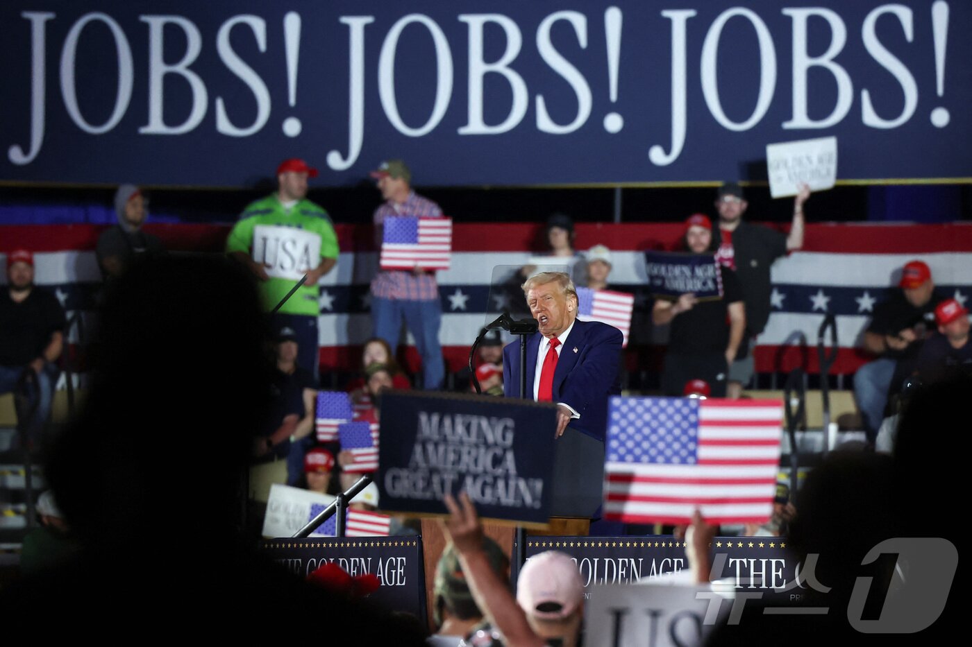 본문 이미지 - 도널드 트럼프 미국 대통령이 29일&#40;현지시간&#41; 미시건주 머콤 카운티에서 열린 취임 100일 기념 행사에서 연설을 하고 있다. ⓒ 로이터=뉴스1