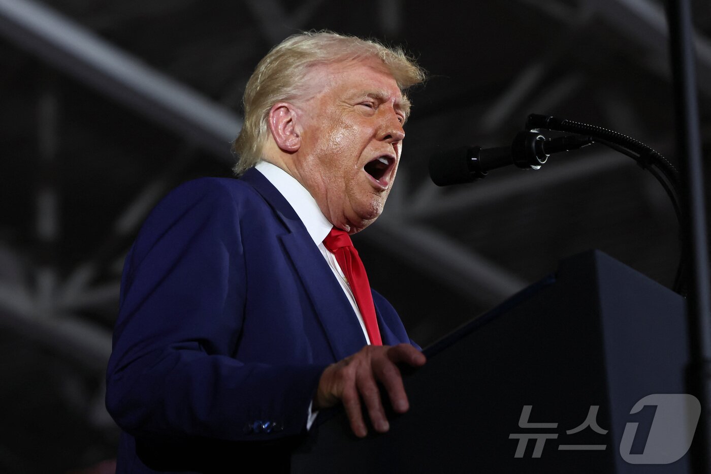 본문 이미지 - 도널드 트럼프 미국 대통령이 29일&#40;현지시간&#41; 미시건주 머콤 카운티에서 열린 취임 100일 기념 행사에서 연설을 하고 있다. ⓒ 로이터=뉴스1