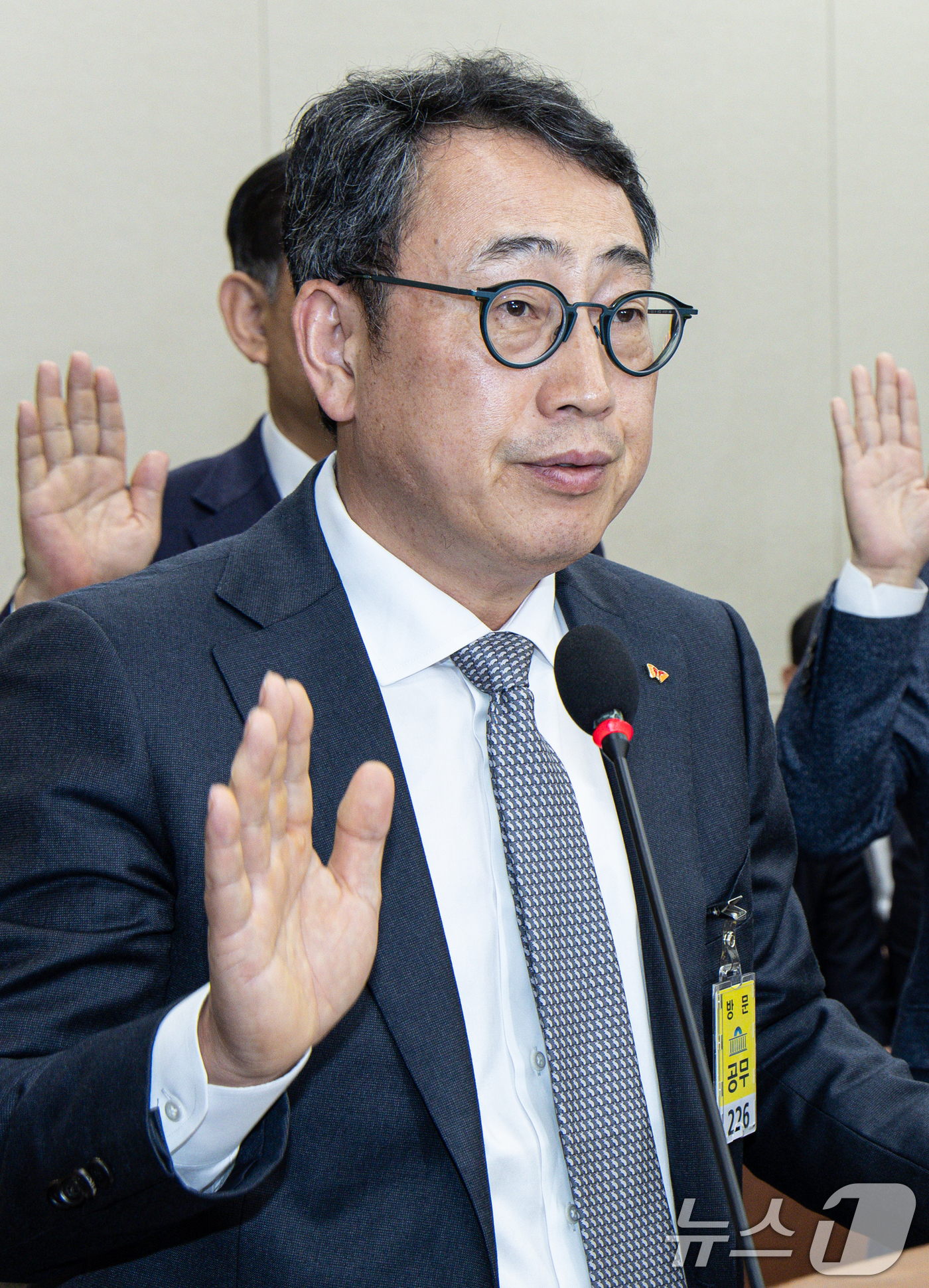 (서울=뉴스1) 이재명 기자 = 유영상 SK텔레콤 대표이사가 30일 오전 서울 여의도 국회 과학기술정보방송통신위원회에서 열린 YTN 등 방송·통신 분야 청문회에서 증인 선서를 하고 …