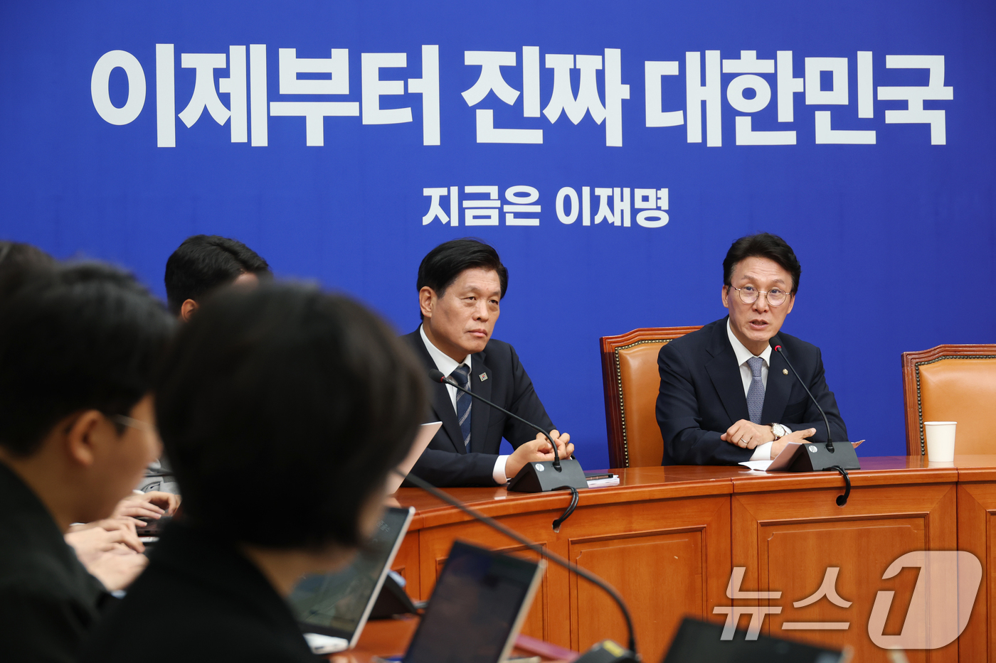 (서울=뉴스1) 이광호 기자 = 김민석 더불어민주당 최고위원이 30일 오전 서울 여의도 국회에서 가진 기자간담회에서 대선 출마 가능성이 제기되고 있는 한덕수 대통령 권한대행 겸 국 …