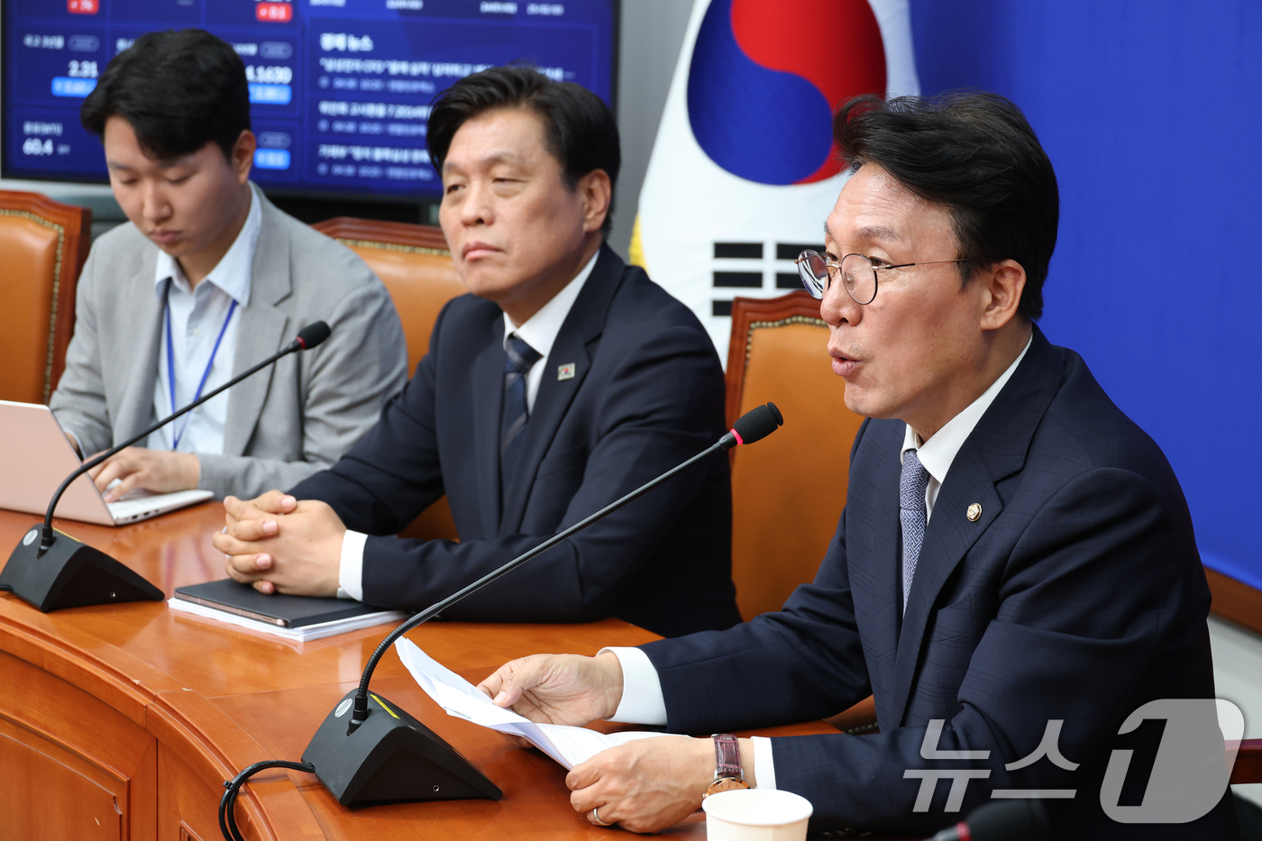 (서울=뉴스1) 이광호 기자 = 김민석 더불어민주당 최고위원이 30일 오전 서울 여의도 국회에서 가진 기자간담회에서 대선 출마 가능성이 제기되고 있는 한덕수 대통령 권한대행 겸 국 …