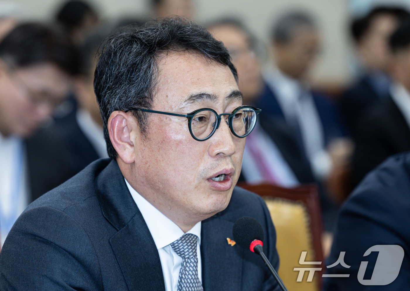 (서울=뉴스1) 이재명 기자 = 유영상 SK텔레콤 대표이사가 30일 오전 서울 여의도 국회 과학기술정보방송통신위원회에서 열린 YTN 등 방송·통신 분야 청문회에서 의원 질의에 답변 …