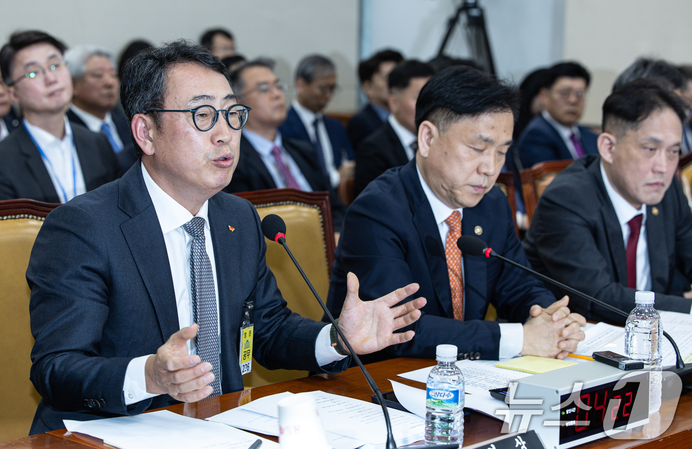 (서울=뉴스1) 이재명 기자 = 유영상 SK텔레콤 대표이사가 30일 오전 서울 여의도 국회 과학기술정보방송통신위원회에서 열린 YTN 등 방송·통신 분야 청문회에서 의원 질의에 답변 …