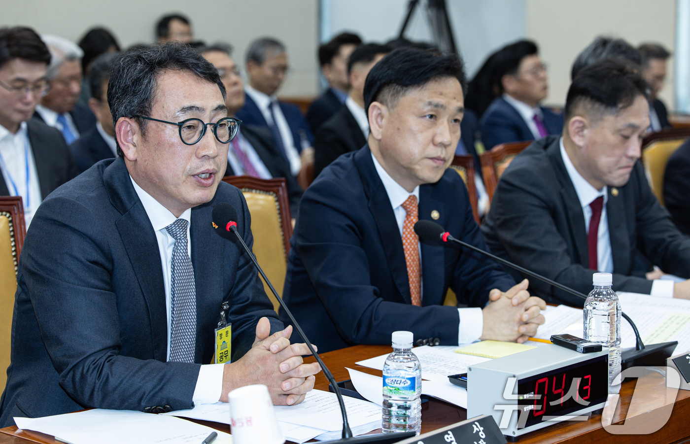 (서울=뉴스1) 이재명 기자 = 유영상 SK텔레콤 대표이사가 30일 오전 서울 여의도 국회 과학기술정보방송통신위원회에서 열린 YTN 등 방송·통신 분야 청문회에서 의원 질의에 답변 …